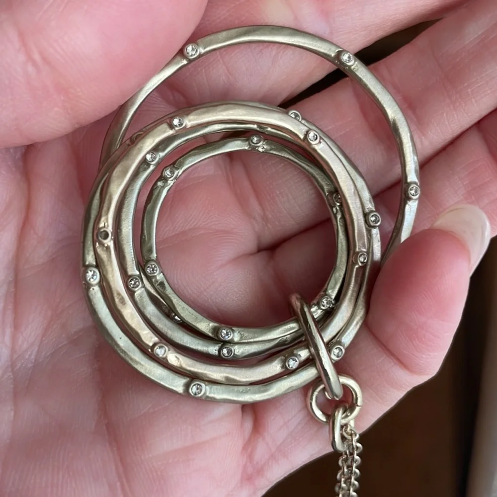 Long necklace with circles - Picture 2 of 4